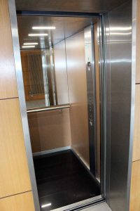 Intérieur cabine ascenseur neuf